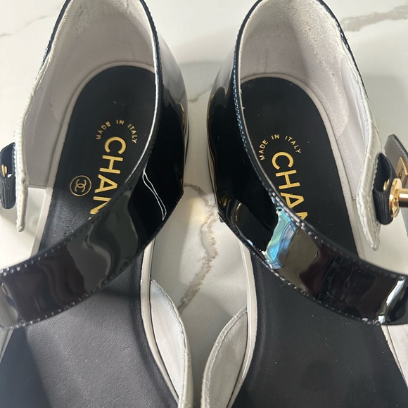 Chanel Interlocking CC Logo Leather Flats - Picture 9 of 9